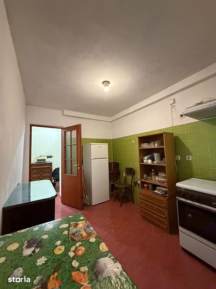Apartament cu 3 camere decomandat în Tei
