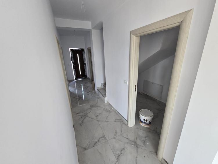 Duplex cu 5 camere cu Canalizare în Girocului