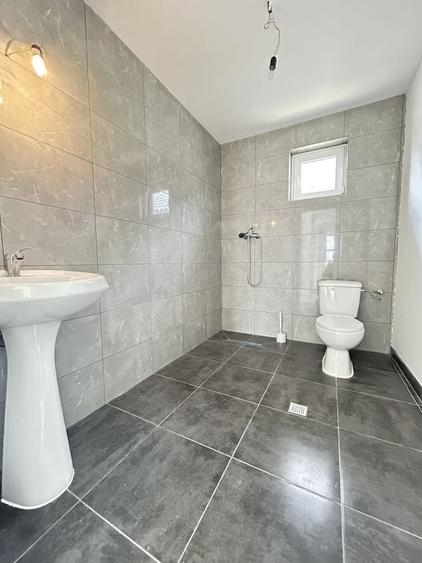 Casă individuală cu 4 camere cu Canalizare în Pecineaga