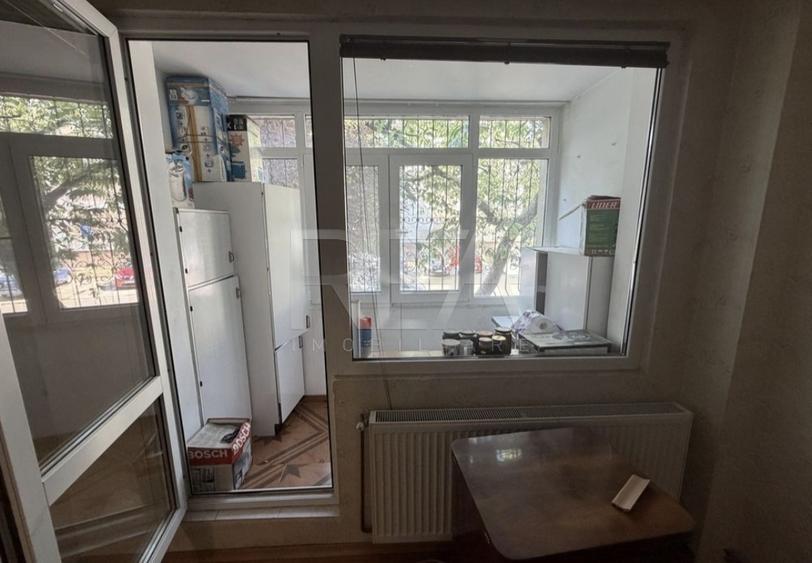 Apartament cu 3 camere semidecomandat, mobilat în Drumul Taberei