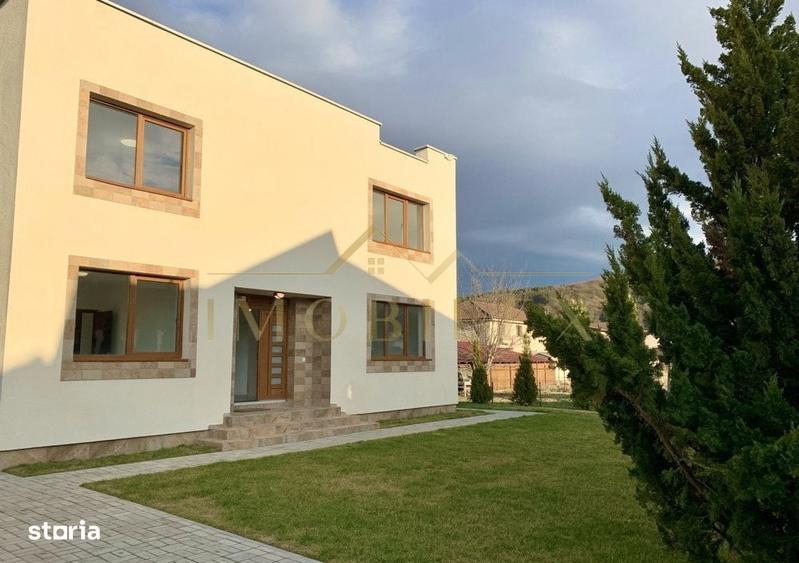 Casă cu 4 camere în Sărmașu