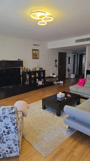Apartament cu 4 camere decomandat în Capitale