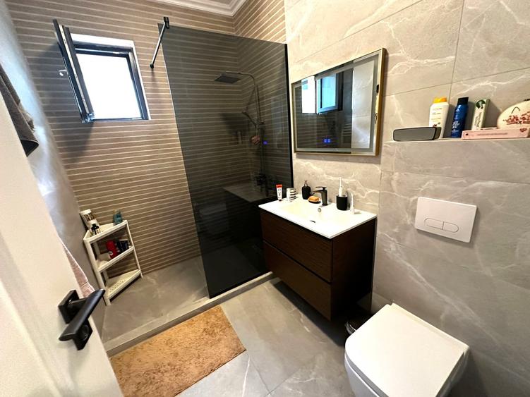 Casă individuală cu 5 camere cu Canalizare în Dobroești