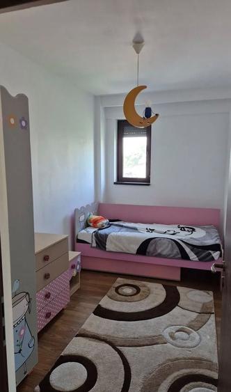 Apartament cu 3 camere semidecomandat, mobilat în Bucureștii Noi