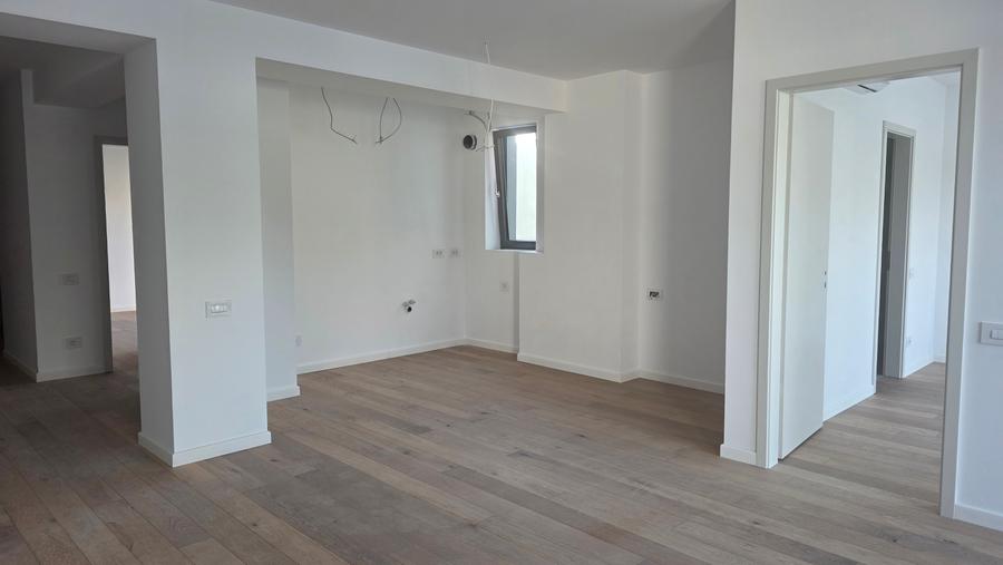 Apartament cu 4 camere semidecomandat în Timpuri Noi