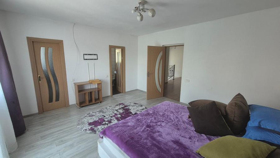 Casă individuală cu 10 camere cu Teren 1000 Mp în Rahova