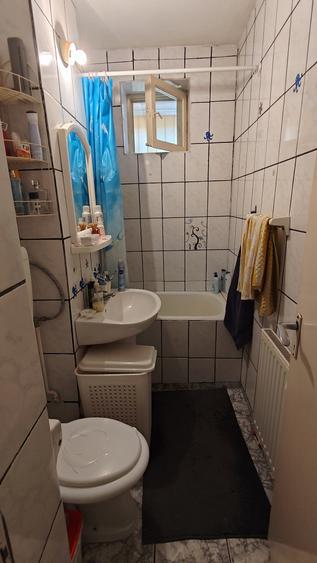 Apartament cu 3 camere semidecomandat, mobilat în Cedonia