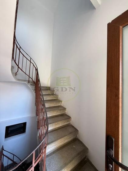 Casă individuală cu 10 camere cu Canalizare în Central