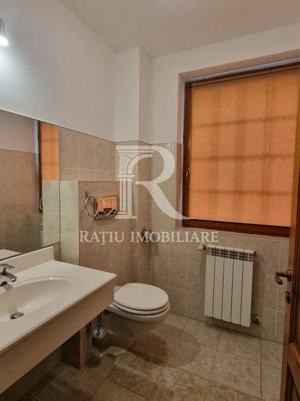 Spațiu comercial, de 640 mp, în Central