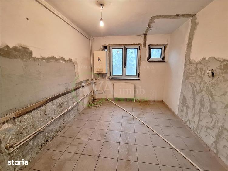 Apartament cu 3 camere semidecomandat în Mioriței