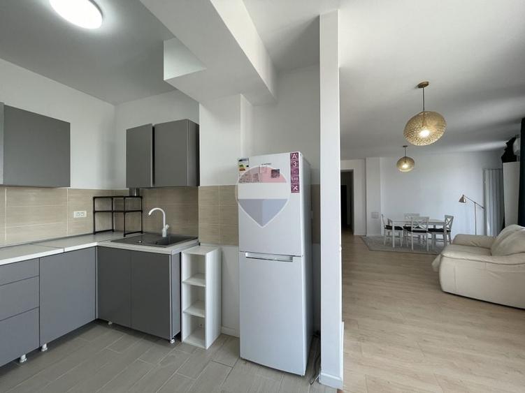 Apartament cu 3 camere semidecomandat, mobilat în Pipera