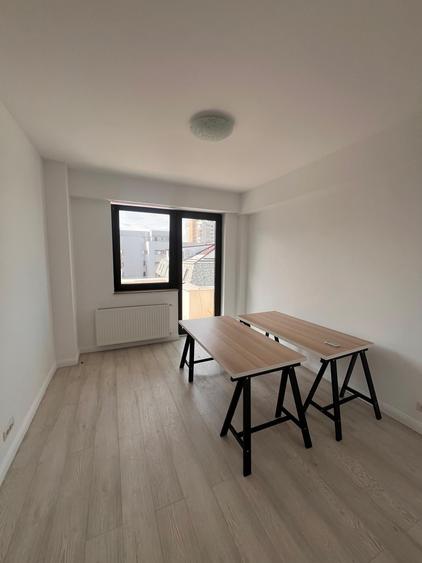 Apartament cu 3 camere semidecomandat în Dorobanți