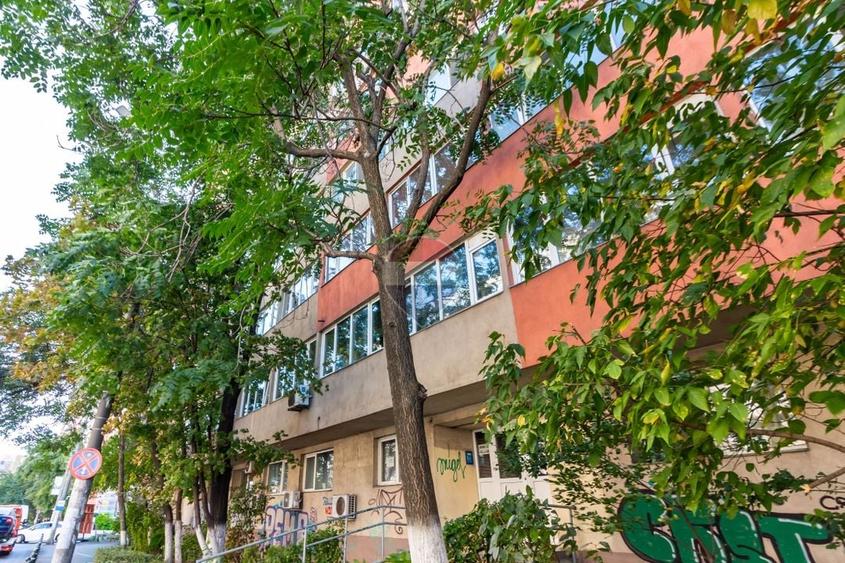 Apartament cu 3 camere semidecomandat în Obor