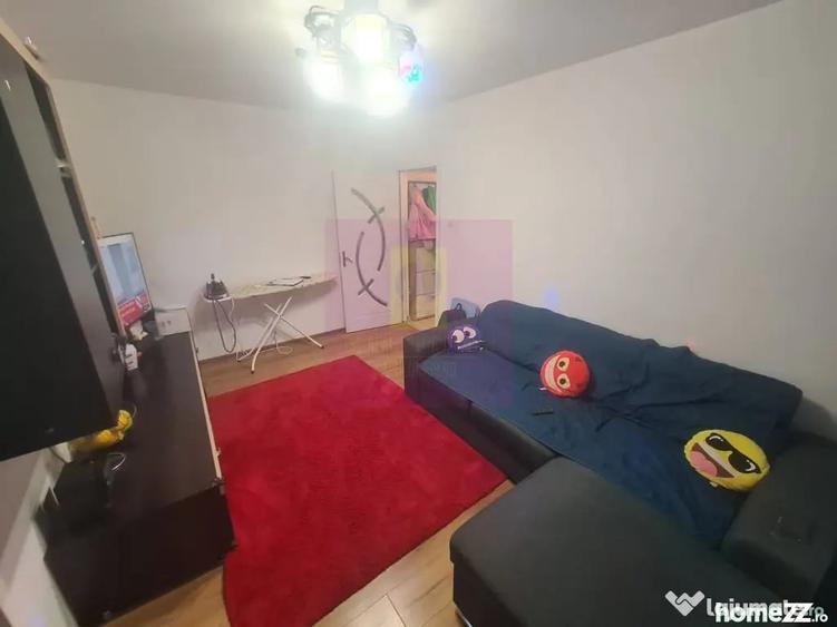Apartament cu 3 camere semidecomandat în Cuza