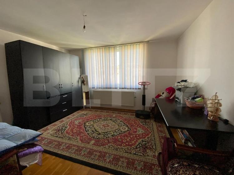 Casă individuală cu 6 camere cu Canalizare în Iris