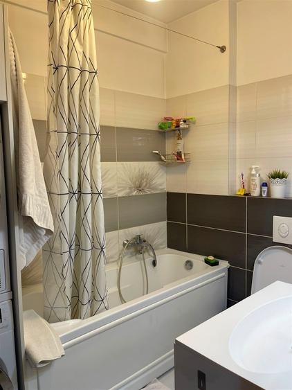 Apartament cu 3 camere semidecomandat, mobilat în Craiovița Nouă