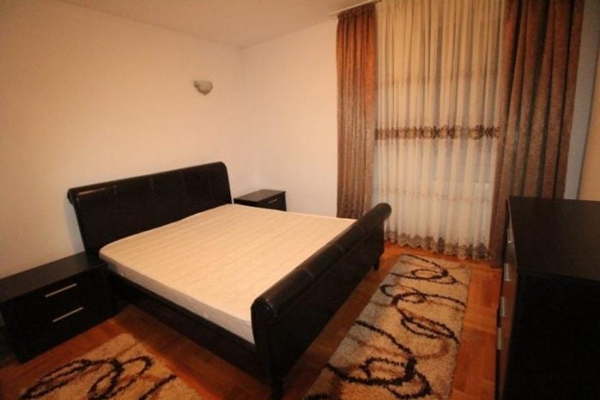 Apartament cu 3 camere semidecomandat, mobilat în Universitate