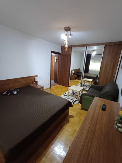 Apartament cu 3 camere semidecomandat în Pantelimon