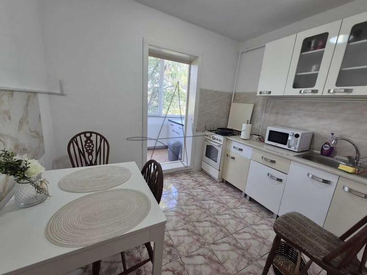 Apartament cu 3 camere decomandat în Girocului