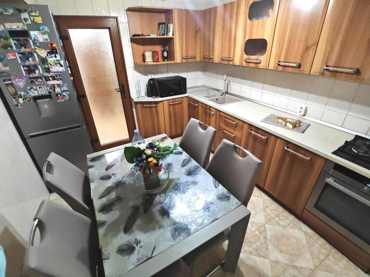 Apartament cu 3 camere decomandat în Alexandriei
