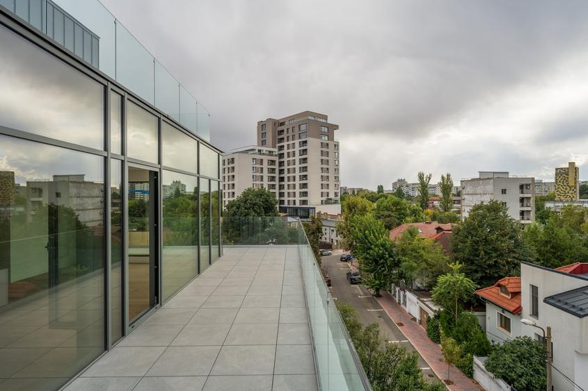 Penthouse cu 4 camere semidecomandat în Timpuri Noi