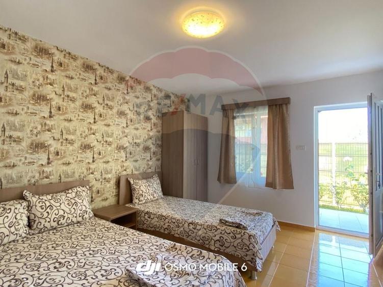 Casă individuală cu 9 camere cu Teren 480 Mp în Sud