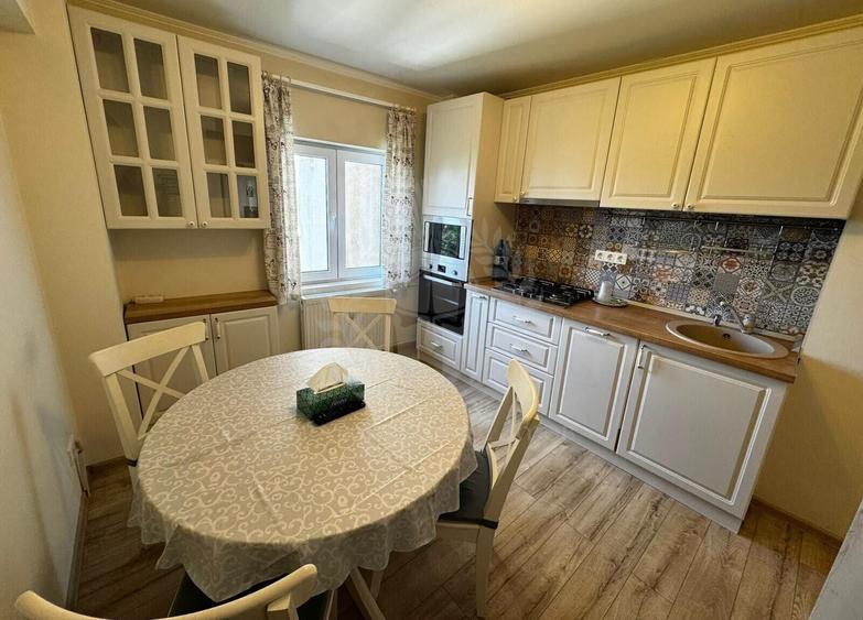 Apartament cu 3 camere decomandat, mobilat în Central — fotografia 1