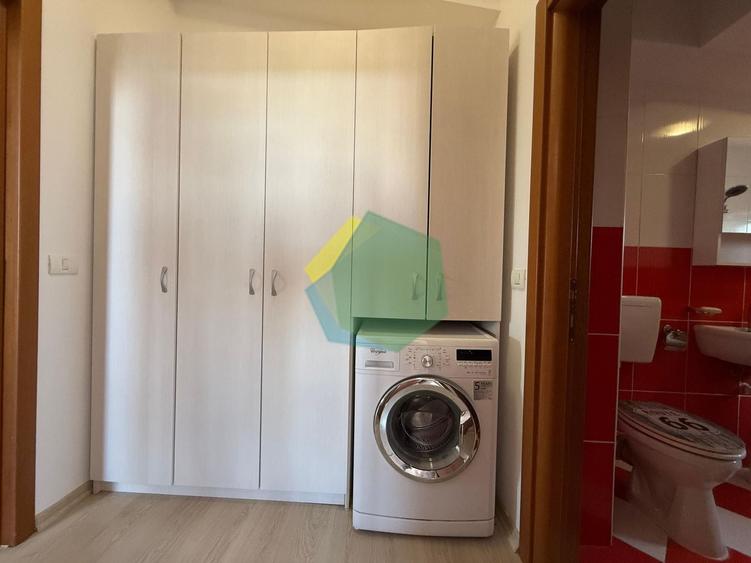 Apartament cu 3 camere semidecomandat, mobilat în Central