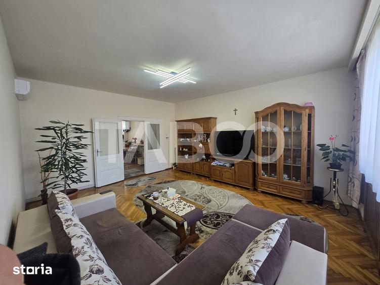 Apartament cu 5 camere decomandat în Terezian