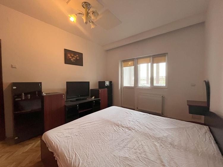 Apartament cu 3 camere decomandat, mobilat în Central