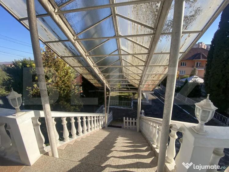 Casă cu 7 camere cu Teren 595 Mp în Central