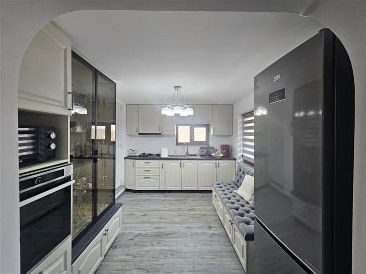 Casă individuală cu 6 camere cu Teren 740 Mp în Vest
