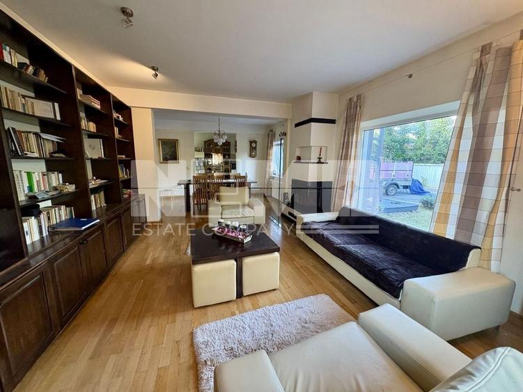 Duplex cu 6 camere cu Canalizare în Central