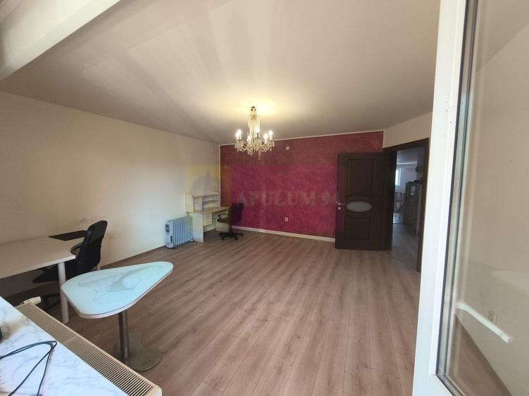 Casă individuală cu 7 camere cu Canalizare în Central