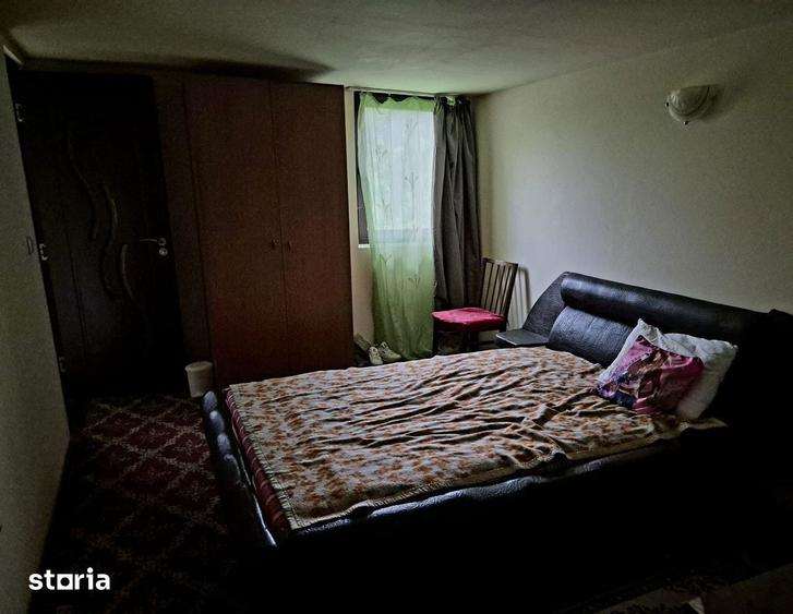 Casă cu 5 camere cu Teren 3908 Mp în Central