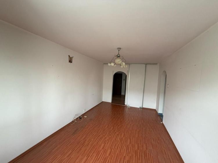 Apartament cu 3 camere semidecomandat în Rahova