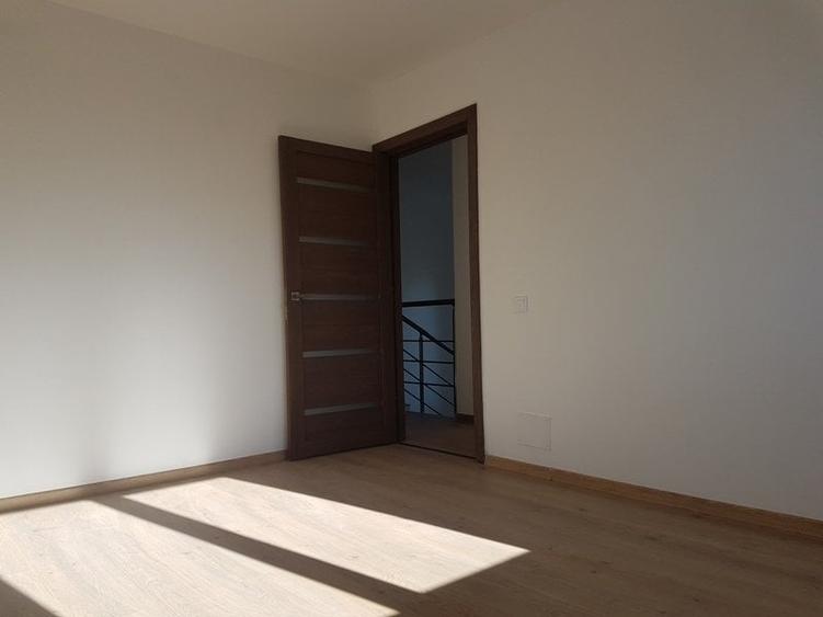 Duplex cu 12 camere cu Teren 1600 Mp în Domnești