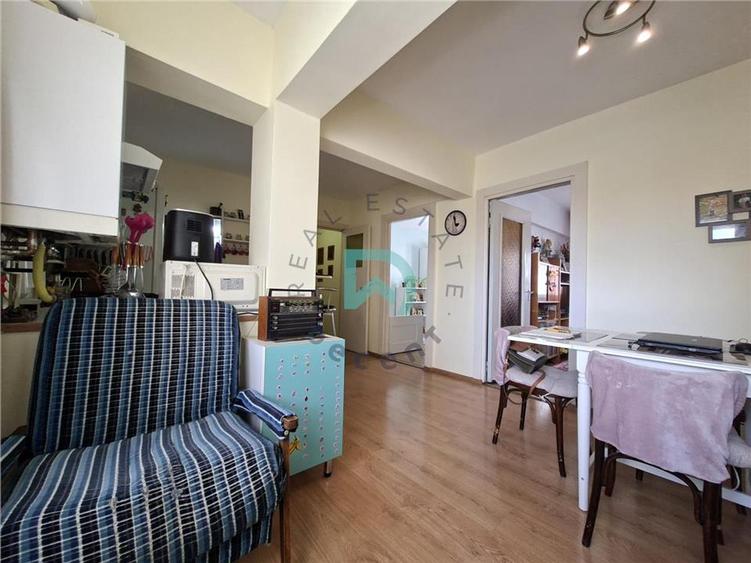 Apartament cu 3 camere semidecomandat în Tractorul