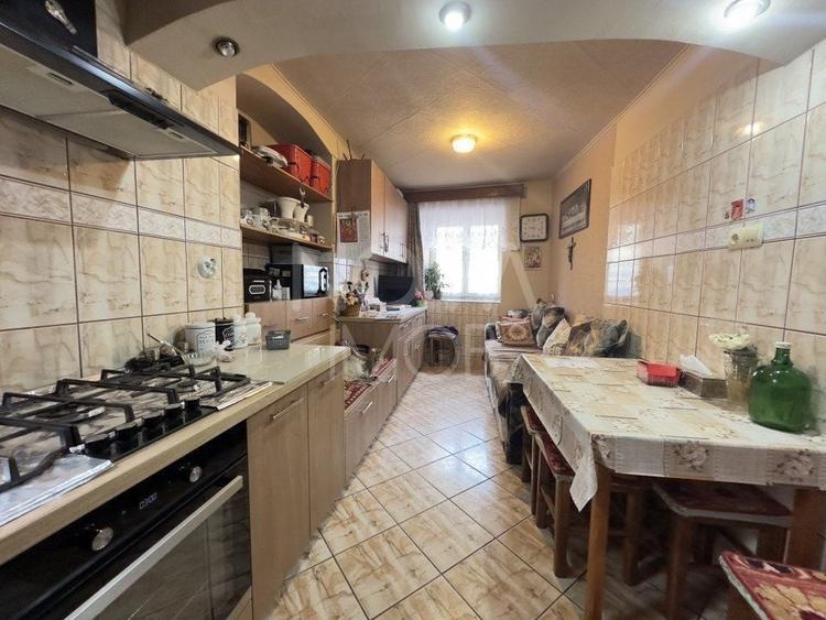 Casă individuală cu 10 camere cu Canalizare în Ultracentral