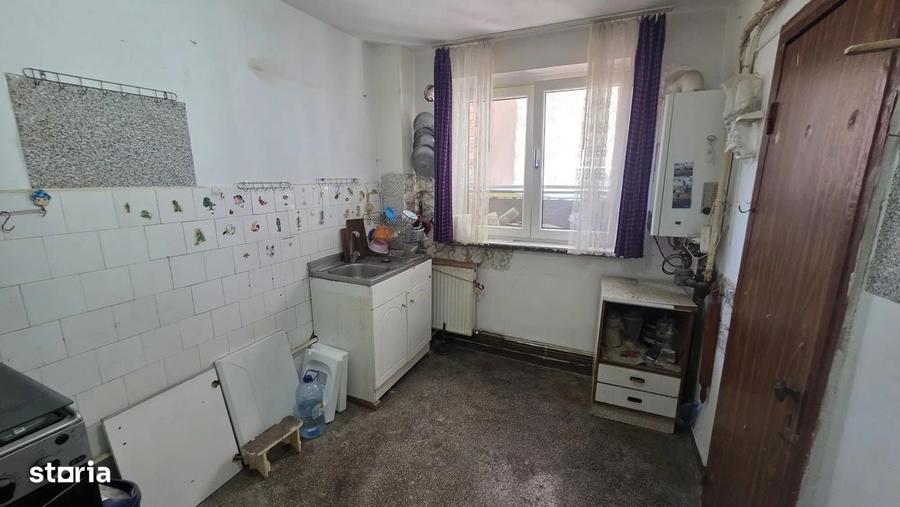 Apartament cu 3 camere decomandat în Craiovița Nouă