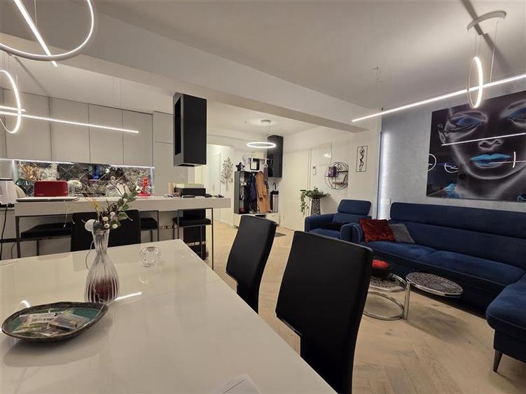 Apartament cu 3 camere semidecomandat, mobilat în Noua