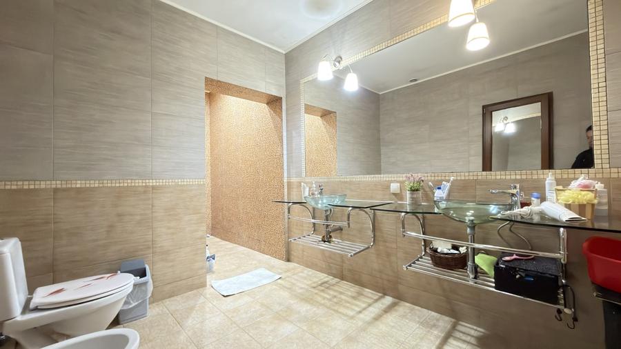 Casă individuală cu 7 camere cu Canalizare în Girocului