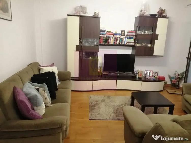 Apartament cu 3 camere semidecomandat în Central