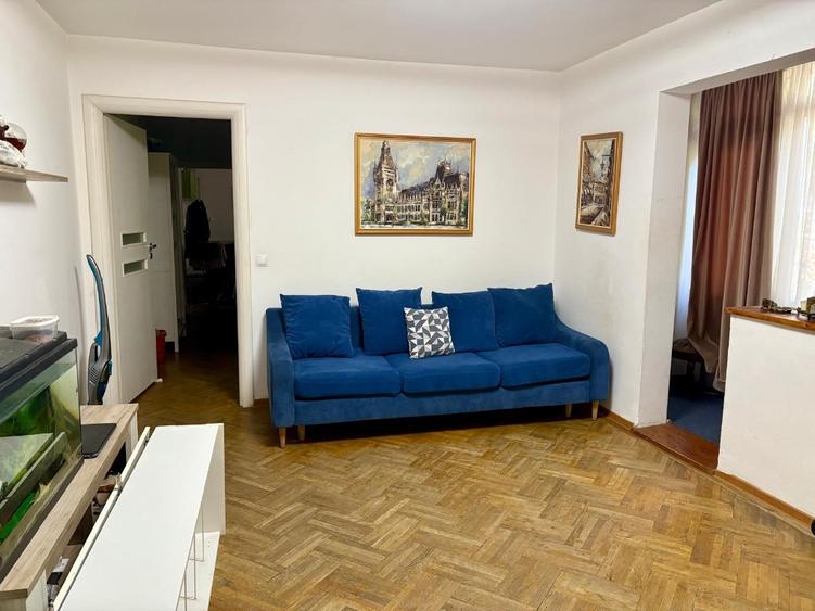 Apartament cu 3 camere semidecomandat în Berceni