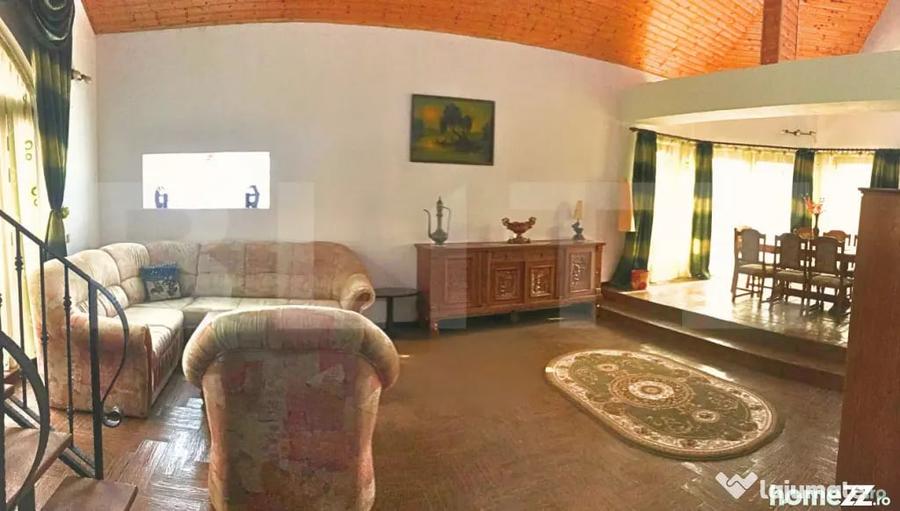 Casă cu 8 camere cu Teren 1038 Mp în Central