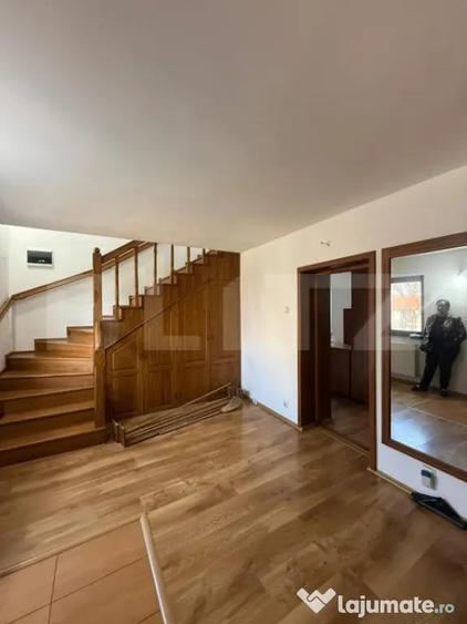 Casă cu 6 camere cu Teren 300 Mp în Central