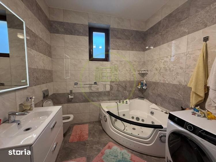 Casă cu 10 camere cu Teren 458 Mp în Central
