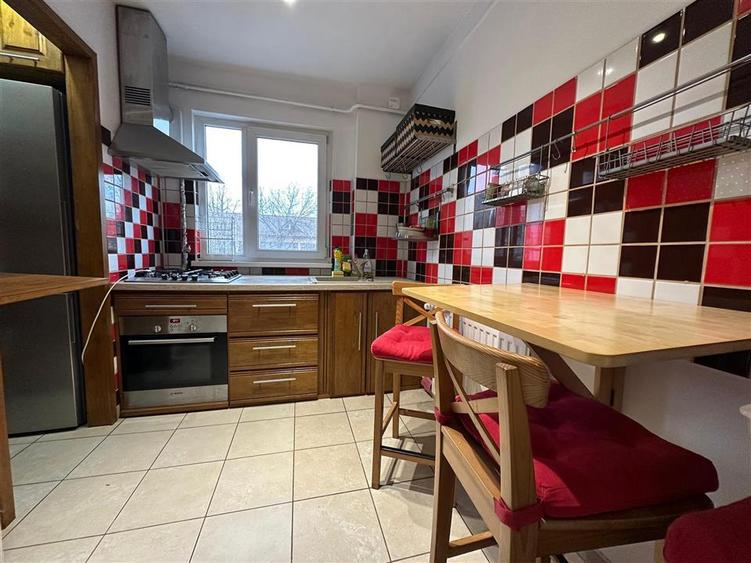 Apartament cu 4 camere decomandat în Podu Roș