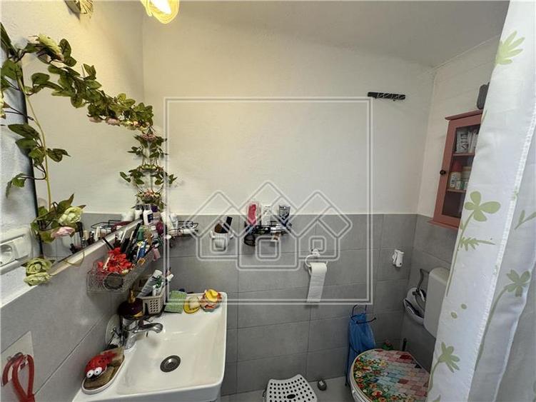 Casă individuală cu 2 camere cu Canalizare în Arpașu de Sus