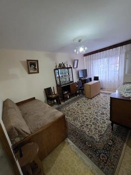 Apartament 3 camere, decomandat, etaj 1/4, zona Nicolina - 1